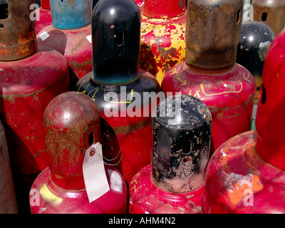 Più alta pressione gas liquido serbatoi o bombole industriali o per uso medico con vuoto tag bianco Foto Stock