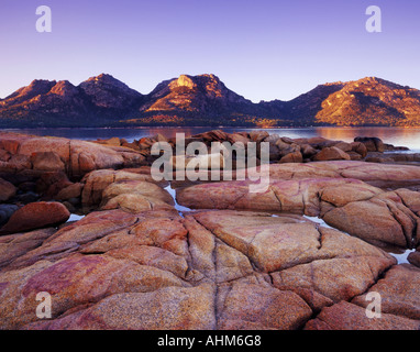 Coles Bay e la gamma di pericoli Parco Nazionale di Freycinet Tasmania Australia Foto Stock