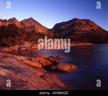 Luna di Miele Bay e la gamma di pericoli Parco Nazionale di Freycinet Tasmania Australia Foto Stock