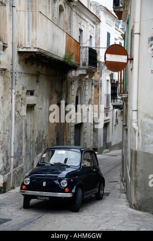 Vecchia auto la guida in una strada stretta a Ragusa Ibla Ragusa Sicilia Foto Stock