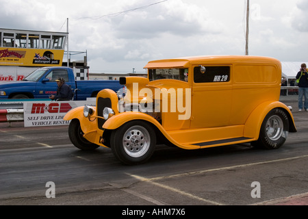 Giallo Ford 1929 replica van dragster a Melbourne canalina North Yorkshire Regno Unito Foto Stock