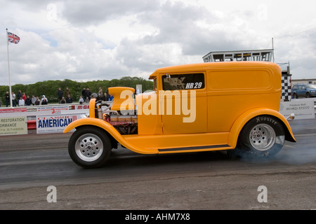 Giallo Ford 1929 replica van dragster a Melbourne canalina North Yorkshire Regno Unito Foto Stock