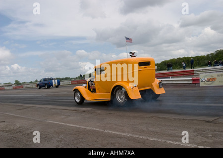 Giallo Ford 1929 replica van dragster a Melbourne canalina North Yorkshire Regno Unito Foto Stock