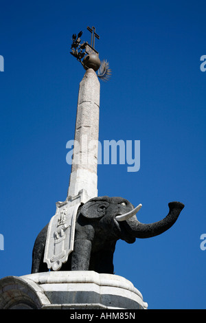 La fontana dell'elefante il simbolo della città in piazza Duomo Catania Sicilia Foto Stock