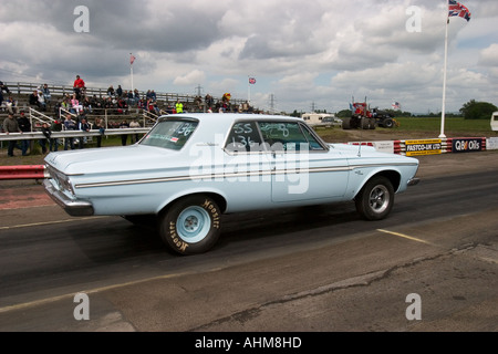 Fortemente modificati American muscolo auto sulla linea di partenza a drag race Foto Stock