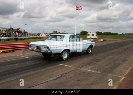 Fortemente modificati American muscolo auto sulla linea di partenza a drag race Foto Stock