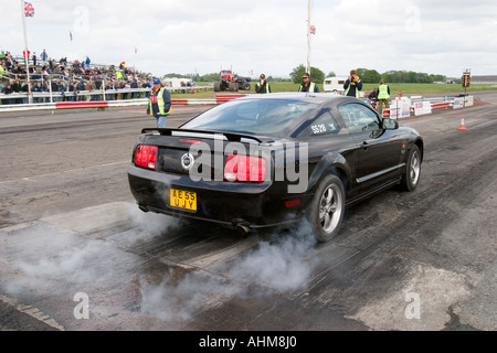 Fortemente modificati American muscolo auto sulla linea di partenza a drag race Foto Stock