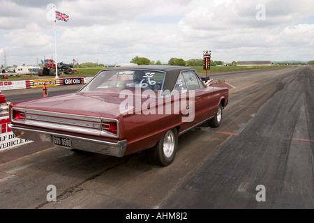 Fortemente modificati American muscolo auto sulla linea di partenza a drag race Foto Stock