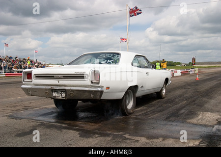 Fortemente modificati American muscolo auto sulla linea di partenza a drag race Foto Stock