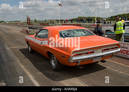 Fortemente modificati American muscolo auto sulla linea di partenza a drag race Foto Stock