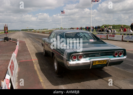 Fortemente modificati American muscolo auto sulla linea di partenza a drag race Foto Stock