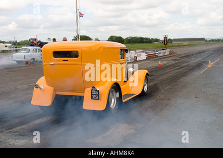 Giallo Ford 1929 replica van dragster a Melbourne canalina North Yorkshire Regno Unito Foto Stock