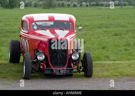 Hot Rod parcheggiata sul campo di erba a trascinare la razza. Foto Stock