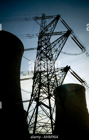 La stazione di alimentazione delle torri di raffreddamento condensatore di vapore di generazione di energia elettrica di alimentazione del combustibile fossile inquinamento co2 biossido di carbonio ac dc nationa Foto Stock