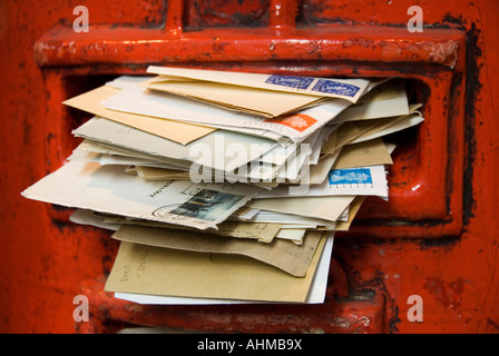 Royal Mail letter box pieno con lettere England Regno Unito Foto Stock