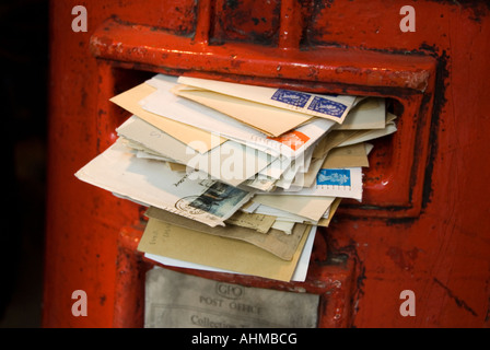 Royal Mail letter box pieno con lettere England Regno Unito Foto Stock