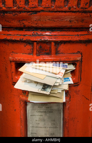 Royal Mail letter box pieno con lettere England Regno Unito Foto Stock