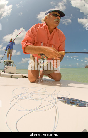 Florida Keys coppia Fly- pescatore sulla prua della barca appartamenti coefficiente di pesce nell'oceano dei Caraibi Foto Stock