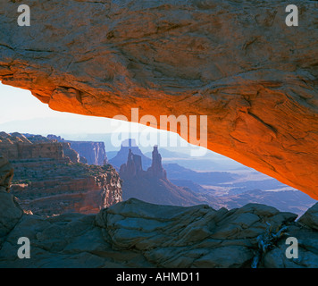 Mesa Arch nell'isola nel cielo distretto del Parco Nazionale di Canyonlands che mostra il lato destro della Mesa Arch a sunrise Foto Stock