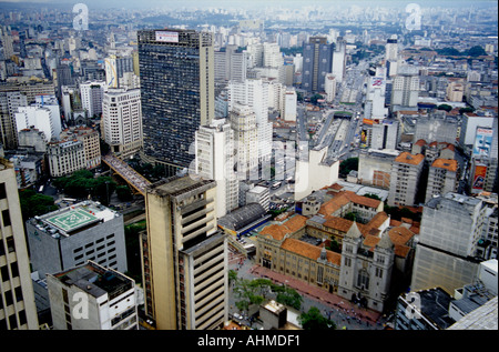 Sao Paulo cityscape con la chiesa di Santo Antonio e tè viadotto, Brasile Foto Stock