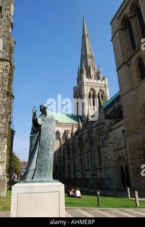 Chichester Cathedral mostra St.Richard della statua, Chichester, West Sussex, in Inghilterra, Regno Unito Foto Stock