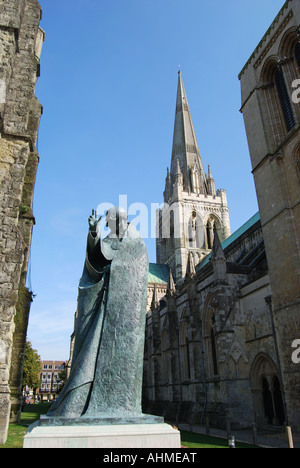 Chichester Cathedral mostra St.Richard della statua, Chichester, West Sussex, in Inghilterra, Regno Unito Foto Stock