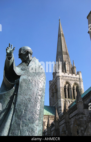 Chichester Cathedral mostra St.Richard della statua, Chichester, West Sussex, in Inghilterra, Regno Unito Foto Stock