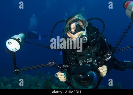 Underwater scuba diving fotografo tenere la fotocamera in alloggiamento Foto Stock