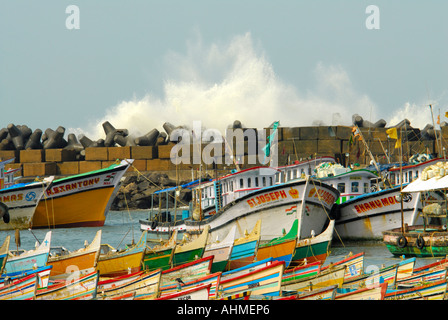 Onde rizzatura contro il SEAWALL protettivo di VIZHINJAM TRIVANDRUM Foto Stock