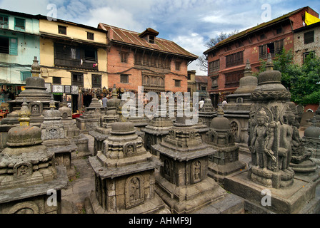 Piccolo stupa di pietra a Swayambhunath Stupa Kathmandu in Nepal Foto Stock