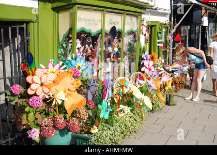 Negozio di articoli da regalo nel centro città, Arundel, West Sussex, Inghilterra, Regno Unito Foto Stock