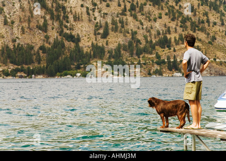 Uomo e cane sul molo Foto Stock