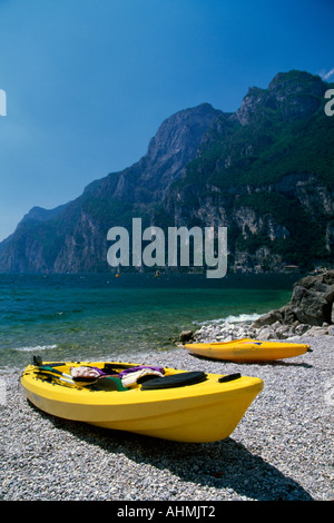 Barca Kajak rive del Garda a Torbole sul lago di Garda Italia Foto Stock