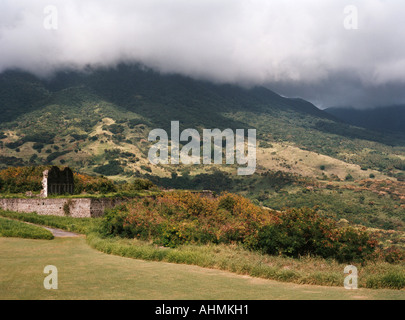 Il lato orientale del Parco Nazionale di Brimstone Hill Fortress è rivolta verso l'interno sulle montagne di St Kitts Foto Stock