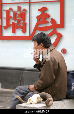 falco di strada che vende cranio di pecora a Shanghai, Cina Foto Stock