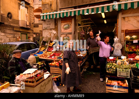 Fruttivendolo Quartiere Spagnoli Quartiere Spagnolo Toledo Napoli Campania Italia Foto Stock