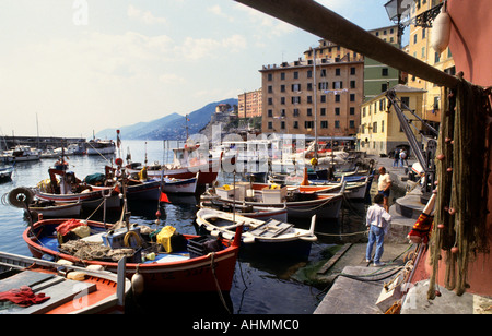 Camogli è un piccolo villaggio di pescatori e turistico situato nella provincia di Genova sulla Riviera Italiana Foto Stock