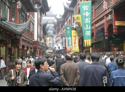 Folla in un centro commerciale a Shanghai, Cina Foto Stock