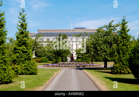 Giardini Alexandra un pubblico parco urbano in Cardiff City Centre South Wales UK guardando verso Welsh Assembly Government Uffici Foto Stock