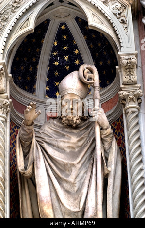 San Zanobi di Firenze vescovo e patrono della città nicchia gotica sulla grande facciata della Cattedrale di Santa Maria del Fiore a Firenze, Italia. Foto Stock