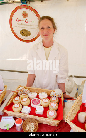 Le pecore di formaggio di latte dal CAWS Celtica di Rhydlewis sulla vendita a Haverfordwest Farmers Market Pembrokeshire West Wales UK Foto Stock