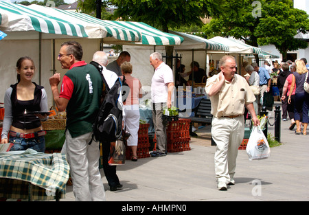 Settimanalmente all'aperto il mercato degli agricoltori a Haverfordwest Pembrokeshire West Wales UK Foto Stock