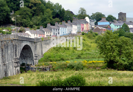 Periodo di case a schiera e di un ponte stradale sul fiume Towy a Llandeilo Carmarthenshire West Wales UK Foto Stock