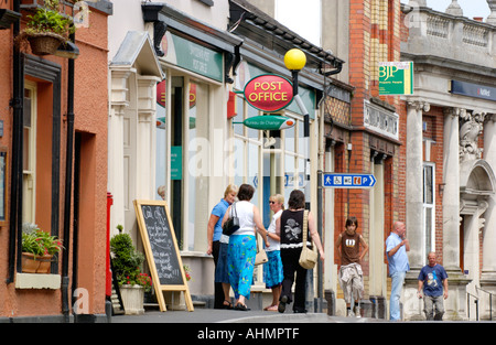 Strada principale con Post Office e negozi Llandeilo Carmarthenshire Wales UK Foto Stock