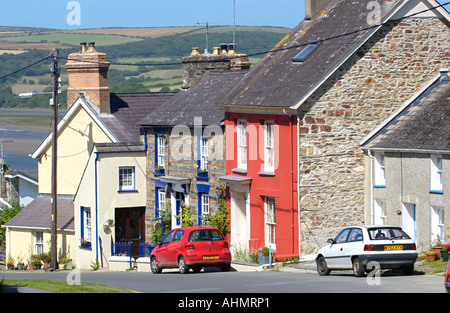 Villette a schiera con le automobili parcheggiate fuori nel villaggio costiero di St Dogmaels Pembrokeshire West Wales UK Foto Stock