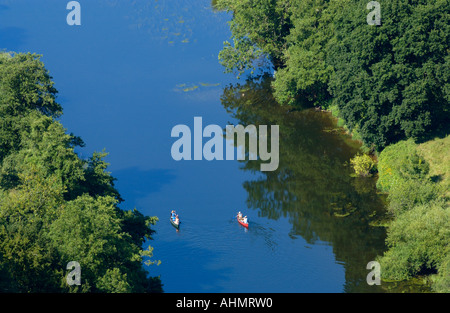 Vista dalla Symonds Yat Rock oltre il fiume Wye Valley Herefordshire England Regno Unito GB UE con i canoisti sul fiume Foto Stock