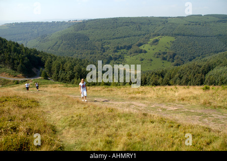 La gente che camminava ripido sentiero per Twmbarlwm Età del Ferro Hill Fort da Cwmcarn Forest Drive South East Wales UK Foto Stock