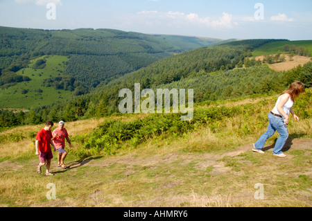 Persone itinerario a piedi all'età del ferro Twmbarlwm Hill Fort da Cwmcarn Forest Drive South East Wales UK Foto Stock