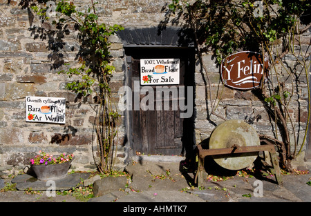 La porta di ingresso e segni a Y Felin xvii secolo mulino di farina al St Dogmaels Pembrokeshire West Wales UK Foto Stock