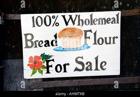 Pane di segale farina per vendita firmare al XVII secolo Y Felin mulino di farina al St Dogmaels, Pembrokeshire West Wales UK Foto Stock